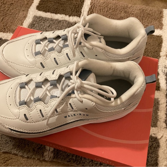 Easy Spirit / Brand New ROMY / Women’s Running Shoes / Classic White 10M / 🌸🌸 - Picture 4 of 6